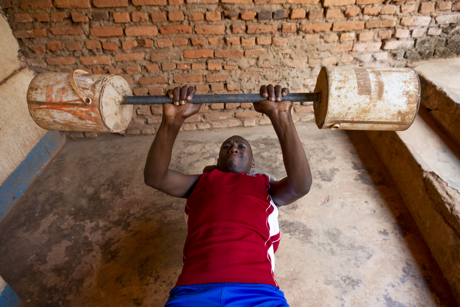 Maramu si allena nel cortile del Foyer des Enfants dell’associazione Insieme per la Pace, a Masoro. Maramu è nato nel 2000, anno dal quale l’economia ruandese cresce in media di circa 8% l’anno.